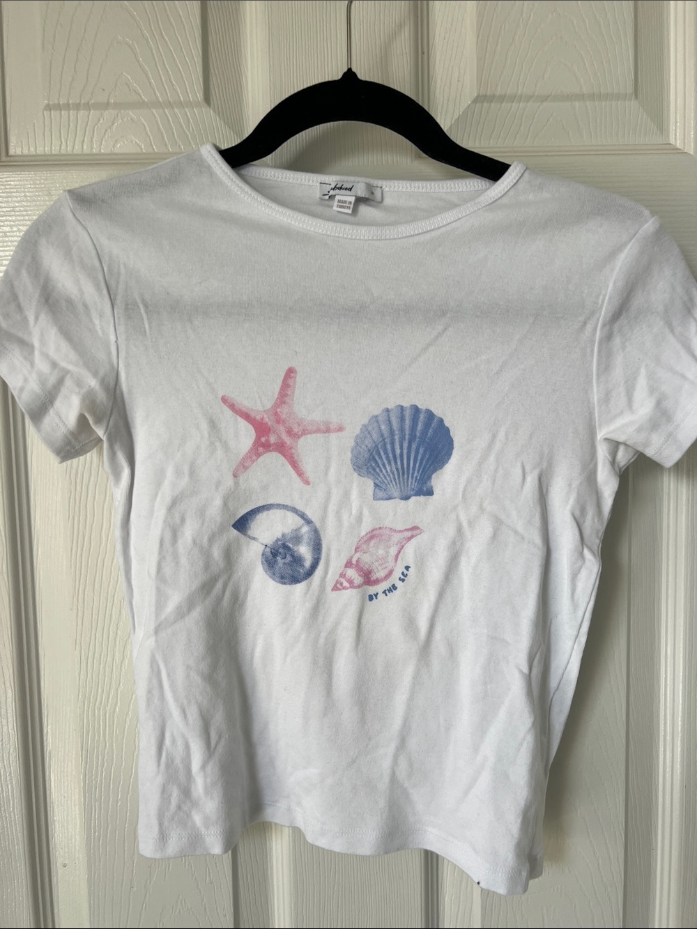 Subdued White Shell Graphic Tee with Pink & Blue Accents, Size M